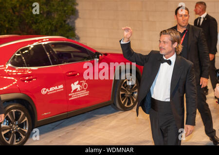 Venezia, Italia. Il 29 agosto, 2019. Brad Pitt onde ai suoi fan alla prima Mondiale di "Ad Astra' durante il 76° Festival del Cinema di Venezia al Palazzo del Cinema il 29 agosto 2019 a Venezia, Italia. Credito: Roberto Ricciuti/risveglio/Alamy Live News Foto Stock