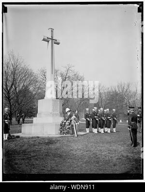 Governatore Generale a croce canadese. Washington, 31 marzo. Canada il Governatore Generale, Signore Tweedsmuir, ponendo una corona sulla croce canadese in Al Cimitero Nazionale di Arlington oggi. La croce è stata eretta dal governo canadese in onore dei cittadini americani che hanno dato la loro vita per il Canada durante la Seconda Guerra Mondiale, 3/31/1937 Abstract/medio: 1 negativi : vetro 4 x 5 in. o più piccolo Foto Stock