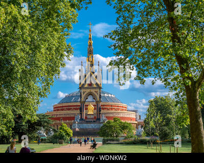 L'Albert Memorial statua monumento contro la Royal Hall in Hyde Park di Londra Foto Stock