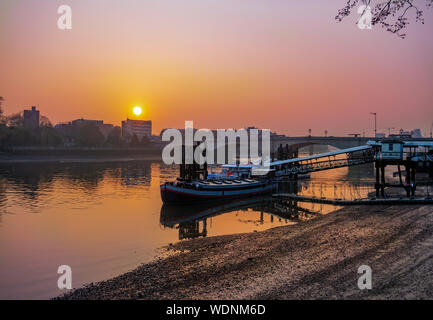 Vista della scena romantica in Putney Bridge area a sunrise, con colorati sky riflessa nel Tamigi a Londra Foto Stock