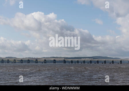 Un passeggero locale treno attraversa il Firth of Tay sul Tay ponte ferroviario, visto dal lungomare di Dundee Foto Stock