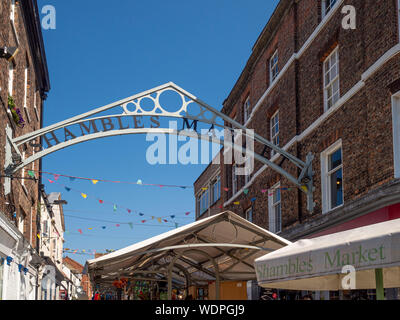 Ingresso al caos mercato dal Parlamento Street, York, Regno Unito. Foto Stock