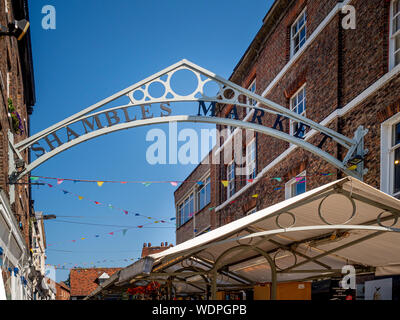 Ingresso al caos mercato dal Parlamento Street, York, Regno Unito. Foto Stock