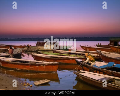 Sunrise vista della fila di parcheggio di barche sul Fiume Gange a Varanasi, Uttar Pradesh, India, Asia Foto Stock