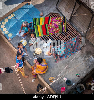 Famiglia indiana rendendo chapati flatbread sulla loro patio panoramico di Varanasi, Uttar Pradesh, India, Asia Foto Stock