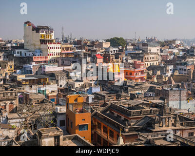 Vista sui tetti del centro di Varanasi, Uttar Pradesh, India, Asia Foto Stock