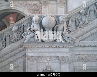 Sala grande. Dettaglio di putti che rappresentano in Asia e in Europa su grande scala da Philip Martiny. La Biblioteca del Congresso Thomas Jefferson Building, Washington D.C. Abstract: Foto mostra due putti con un globo tra loro .* Asia è rappresentato da una figura mongola, vestito in fluenti vesti di seta, le pieghe del quale sono resi delicatamente in marmo. In fondo è un drago a forma di vaso di porcellana. * L'Europa, rivestita di una toga e portante una lira e un libro, si siede accanto a una colonna ionica--i tre oggetti che simboleggiano la musica, la letteratura e la sua architettura. (Fonte: MyLOC.gov Grande sala per mostre, Foto Stock