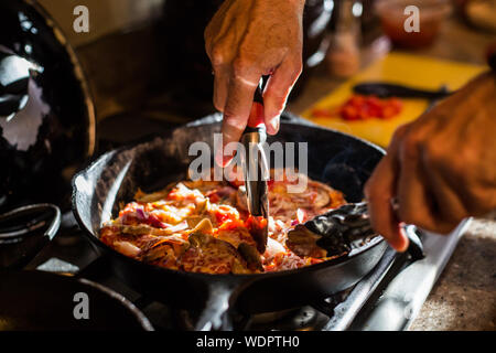 La pizza fatta in casa per la cena Foto Stock