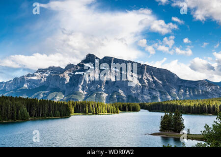 Magnifica vista panoramica durante le escursioni sul vertice di prua Lookout, nel Parco Nazionale di Banff, Alberta Foto Stock