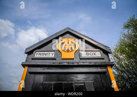 Legno vecchio Automobile Association AA casella telefono sull'isola di Jersey, Channel Island Foto Stock