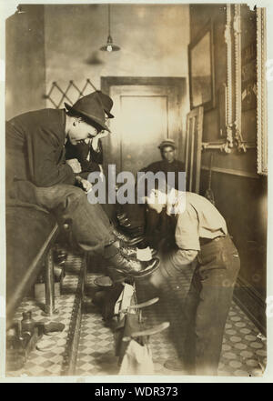 Greel's shoe-shining Parlour, Indianapolis, ind. Ha detto che era di 15 anni. Opere alcune notti fino al 11. Prese a 10 P.M. Abstract: Fotografie dal record della Nazionale di Lavoro Minorile Comitato (USA) Foto Stock