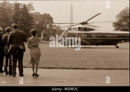 Il presidente Jimmy Carter si diparte la Casa Bianca South Lawn su Marina Uno. Rosalynn Carter onde addio. Foto Stock