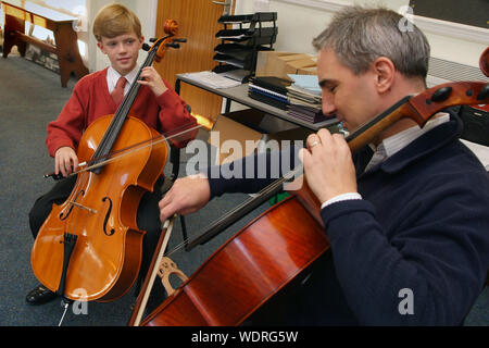 Abbey School, Tewkesbury, Gloucestershire, UK, con studente Andrew Swait in violoncello pratica con Dr.Warwick Cole Foto Stock