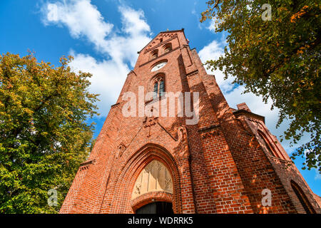 Il rosso mattone, clock tower sorge sopra la città costiera di Warnemunde Rostock, Germania in una giornata autunnale sulla costa del Mar Baltico Foto Stock