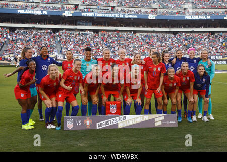 Philadelphia, Pennsylvania, USA. Il 29 agosto, 2019. Agosto 29, 2019: Stati Uniti pone per la foto del team durante il tour della vittoria match tra il Portogallo e gli Stati Uniti a Lincoln Financial Field di Philadelphia, Pennsylvania. Christopher Szagola/CSM Credito: Cal Sport Media/Alamy Live News Foto Stock