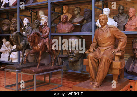 Le statue dei politici sovietico Joseph Stalin (1878-1953) e Vladimir Lenin (1870-1924) all'Zair Azgur Memorial Studio a Minsk, Bielorussia Foto Stock