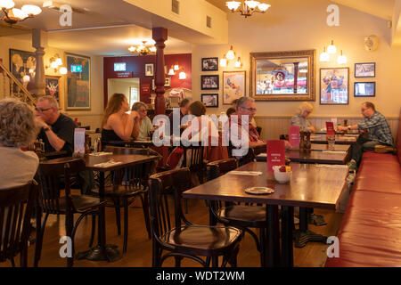 Diners a tempo del pranzo presso il Cafe Rouge a Worcester - una catena bistro con un retrò parigino Foto Stock