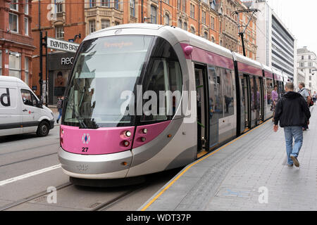 Un tram su Corporation Street, Birmingham. Parte del West Midlands Metro, una luce-rail / rete tranviaria Foto Stock