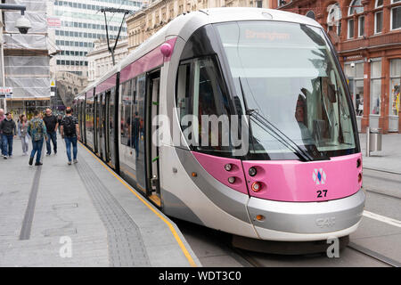 Un tram su Corporation Street, Birmingham. Parte del West Midlands Metro, una luce-rail / rete tranviaria Foto Stock