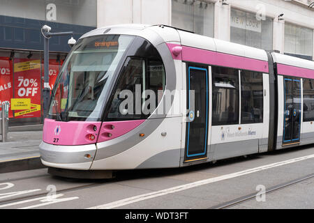 Un tram su Corporation Street, Birmingham. Parte del West Midlands Metro, una luce-rail / rete tranviaria Foto Stock