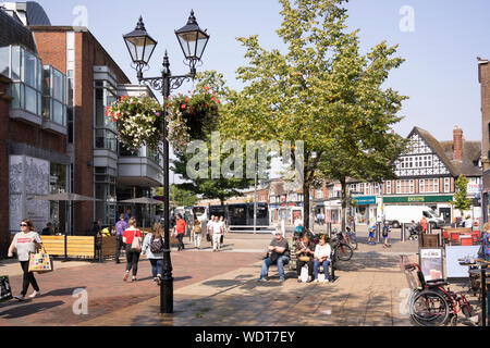 Shopping sulla High Street e Station Road nel centro di Solihull nel mese di agosto. Inghilterra Foto Stock