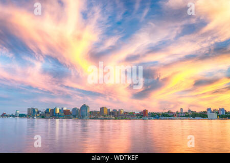 Incredibile cloudscape oltre l'Halifax, Nova Scotia skyline della città al tramonto Foto Stock