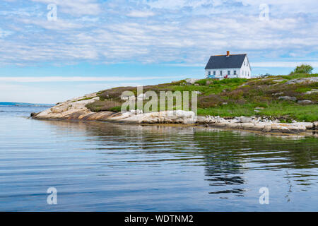 Cottage rustico su un colle di Peggy's Cove, Nova Scotia, Canada Foto Stock