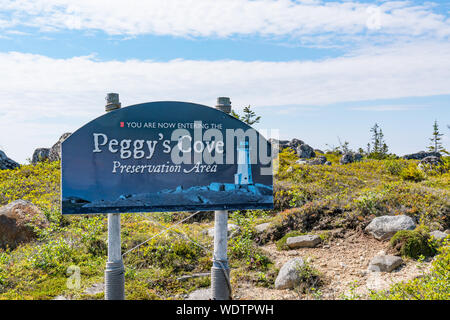 Peggy's Cove, Canada - 19 Giugno 2019: Peggy's Cove Area Perservation segno lungo la strada in Nova Scotia, Canada Foto Stock