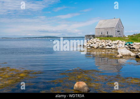 Cottage rustico lungo St Margarets Bay nei pressi di Peggy's Cove, Nova Scotia, Canada Foto Stock