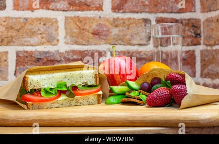 Un sano pranzo al sacco utilizzando autentici reale sandwich fatti in casa e cibo fresco confezionato in carta riciclabile sacchetti a sandwich Foto Stock