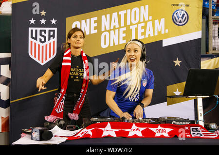 Philadelphia, Pennsylvania, USA. Il 29 agosto, 2019. Agosto 29, 2019: US Soccer Amy Mohler facendo qualche attività secondaria DJ con la Giordania Angeli dancing dietro di lei durante il tour della vittoria match tra il Portogallo e gli Stati Uniti a Lincoln Financial Field di Philadelphia, Pennsylvania. Christopher Szagola/CSM Credito: Cal Sport Media/Alamy Live News Foto Stock