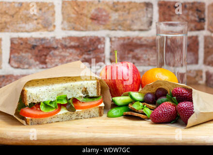 Un sano pranzo al sacco utilizzando autentici reale sandwich fatti in casa e cibo fresco confezionato in carta riciclabile sacchetti a sandwich Foto Stock