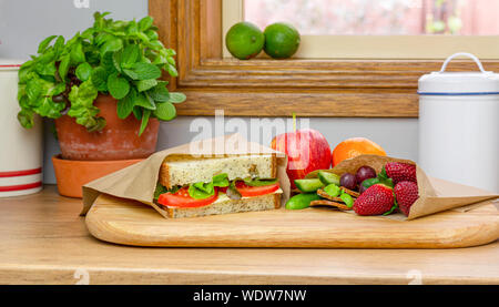 Un sano pranzo al sacco utilizzando autentici reale sandwich fatti in casa e cibo fresco confezionato in carta riciclabile sacchetti a sandwich Foto Stock