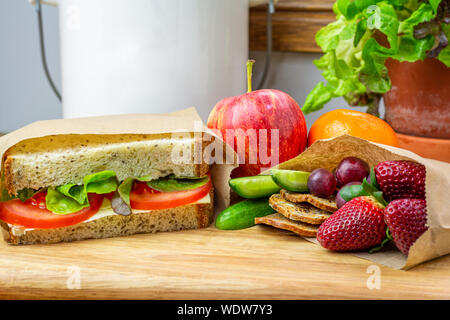 Un sano pranzo al sacco utilizzando autentici reale sandwich fatti in casa e cibo fresco confezionato in carta riciclabile sacchetti a sandwich Foto Stock