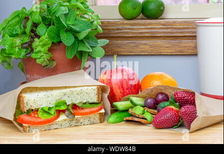 Pranzo al sacco utilizzando autentici fatti in casa e sandwich freschi alimenti confezionati in carta riciclabile sacchetti sandwich, plastica alternativa gratuita Foto Stock