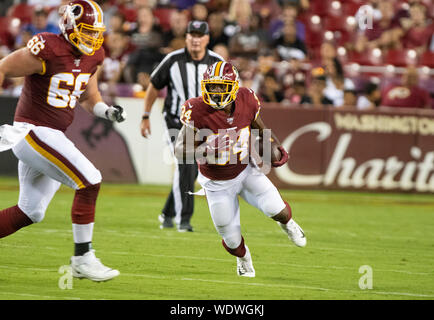 Landrover, Maryland, Stati Uniti d'America. Il 29 agosto, 2019. Washington Redskins running back Byron Marshall (34) porta la palla nel primo trimestre contro i Baltimore Ravens presso FedEx in campo Landover, Maryland il giovedì 29 agosto, 2018. Washington Redskins Centre Tony Bergstrom (66) guarda per un difensore al blocco.Credit: Ron Sachs/CNP/MediaPunch Credito: MediaPunch Inc/Alamy Live News Foto Stock