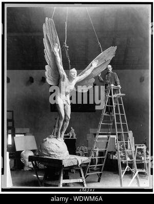 Gutzon Borglum, scultore, ritratto a figura intera, stando in piedi sulla scala, accanto alla sua scultura, Statua di aviatore, rivolto leggermente verso sinistra Abstract/medio: 1 stampa fotografica. Foto Stock