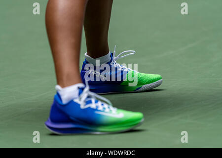 Naomi Osaka (JPN) competere nel primo round del 2019 US Open Tennis che indossa il suo nuovo NikeCourt x Sacai vestito da tennis, il 27 agosto 2019 a New York, Stati Uniti d'America. Credito: Paolo J Sutton/NCP/AFLO/Alamy Live News Foto Stock