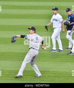 New York Yankees a partire lanciatore Masahiro Tanaka (19) e Seattle Mariners a partire lanciatore Yusei Kikuchi (18) prima della Major League Baseball gioco a T-Mobile Park il 27 agosto 2019, a Seattle, Stati Uniti. Credito: AFLO/Alamy Live News Foto Stock