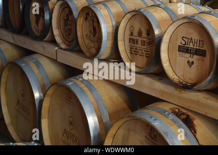 Barili di whiskey e invecchiamento di alcool Foto Stock