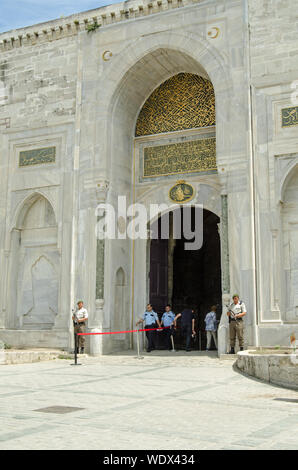 Istanbul, Turchia - 6 Giugno 2016: agenti di sicurezza custodisce uno dei magnifici ingressi allo storico Palazzo Topkapi nella città vecchia di Istanbu Foto Stock