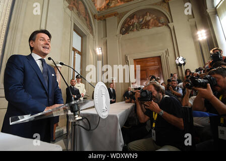Pechino, Italia. Il 29 agosto, 2019. Giuseppe Conte affronta la media dopo i colloqui con il presidente italiano Sergio Mattarella al Quirinale Palazzo presidenziale a Roma, Italia, il 29 agosto, 2019. Il Presidente Italiano Sergio Mattarella giovedì ha formalmente dato Giuseppe Conte un mandato per formare un nuovo governo. Credito: Alberto Lingria/Xinhua Foto Stock