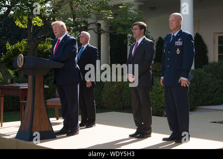 Presidente Trump ospita una cerimonia nuziale della Casa Bianca sulla creazione di Stati Uniti Space Command, con Vice Presidente Mike Pence, Segretario della Difesa il dottor Mark T. Esper, e il comandante in arrivo di U.S. Space Command, Air Force gen. John W. Raymond, Washington D.C., il 29 agosto 2019. (DoD foto di Lisa Ferdinando) Foto Stock