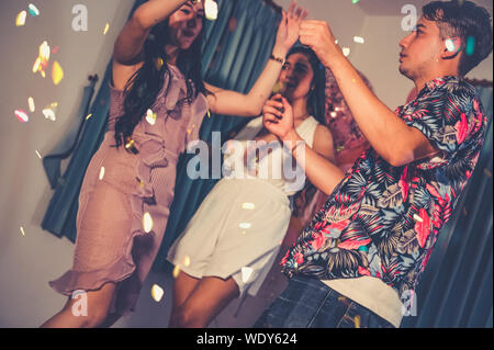 Happy amici ballare e divertirsi nella festa di capodanno al night club. Evento di celebrazione e di anniversario concetto. La gente di stili di vita e di amicizia. Foto Stock