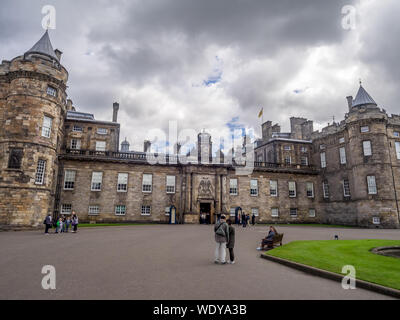 Il Palazzo di Holyrood sulla luglio 28, 2017 a Edimburgo, Scozia. Holyrood Palace è la residenza ufficiale del sovrano del Regno Unito in Edinbur Foto Stock