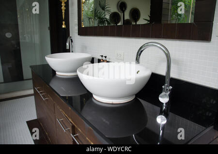 Lavabo moderno hotel di lusso in bagno Foto Stock