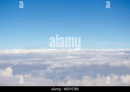 Le nuvole e il cielo dalla finestra di aereo. Foto Stock