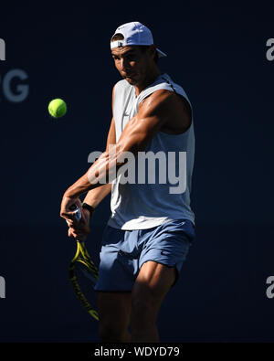 Flushing NY, STATI UNITI D'AMERICA. Il 29 agosto, 2019. Rafael Nadal sulla pratica corte presso l'USTA Billie Jean King National Tennis Center il 29 agosto 2019 nel lavaggio delle regine. Credito: Mpi04/media/punzone Alamy Live News Foto Stock