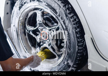 L autolavaggio, PULIZIA RUOTE Foto Stock