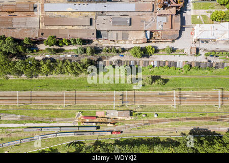 Vista aerea della città di distretto industriale. treni sulla ferrovia il trasferimento di merci. drone immagine Foto Stock